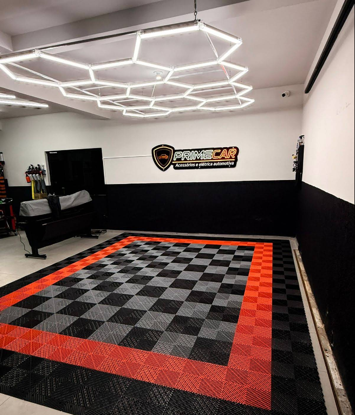 Loja Prime Car Guarapuava - Interior moderno com iluminação hexagonal